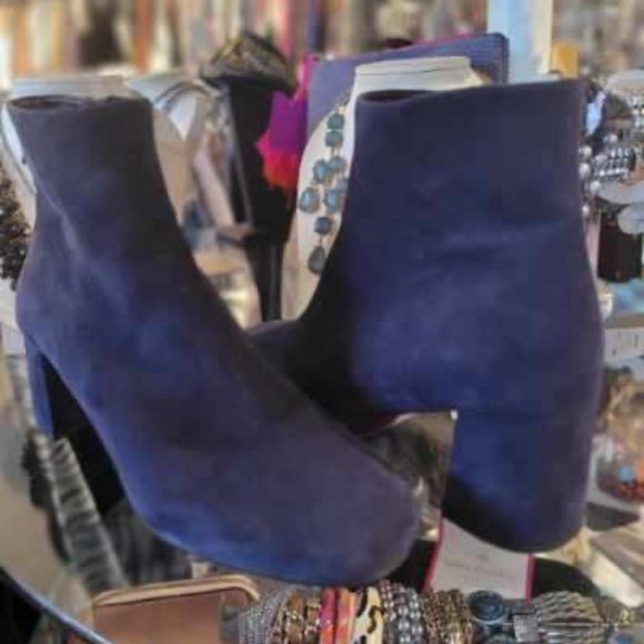 PRADA SZ 38.5 ANKLE BOOTS
